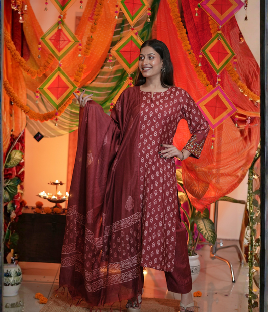 Charulata Suit Set